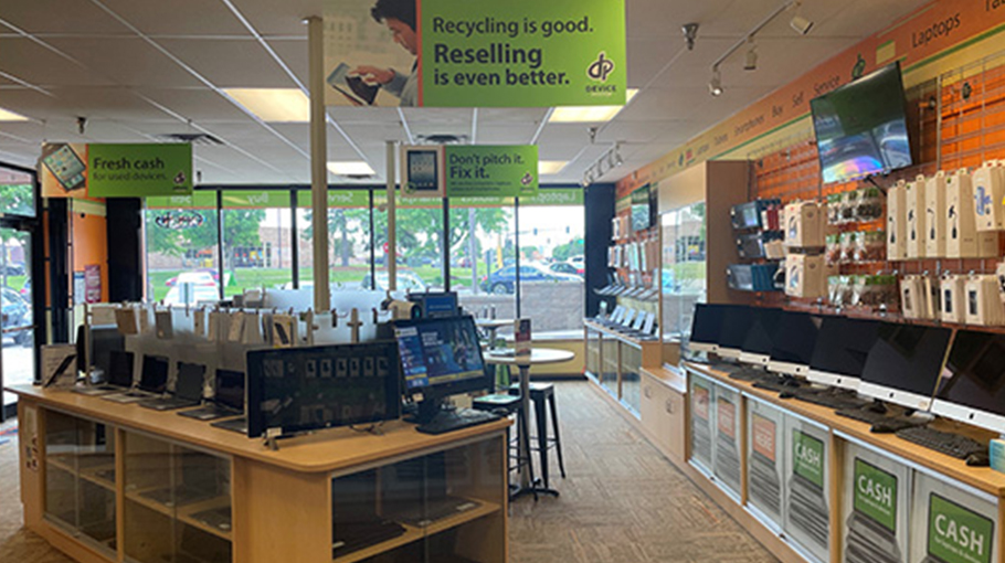 Inside of electronics store device pitstop