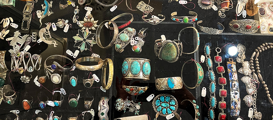 A tray of antique jewelry