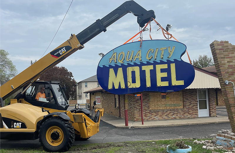 aqua city motel sign